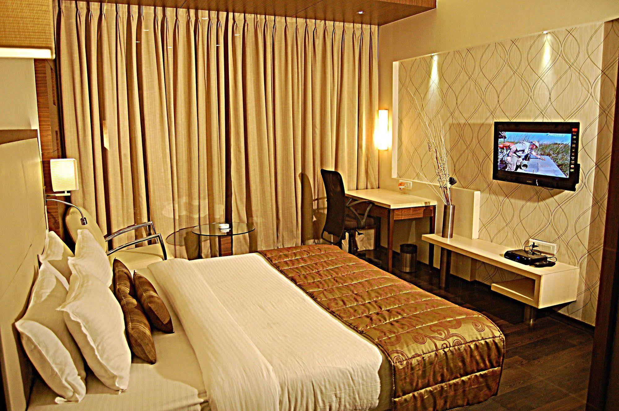 Sentosa Resorts Chinchvad Exterior foto